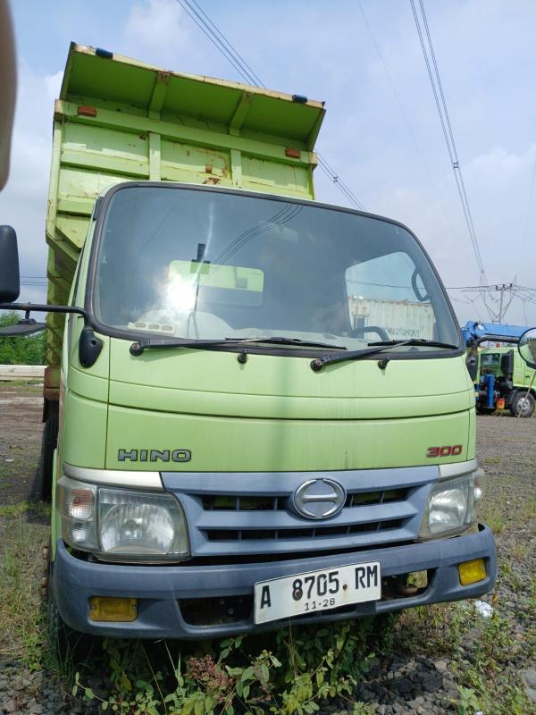 DUMP TRUCK
